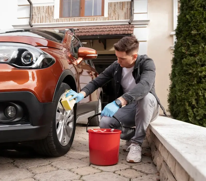 Lavage auto à domicile Lanton : professionnel intervenant sur un véhicule